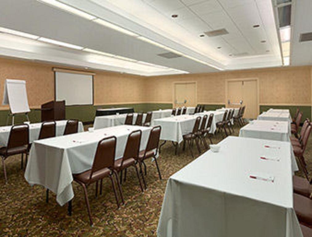 Ramada Burlington Hotel And Conference Center Eksteriør bilde