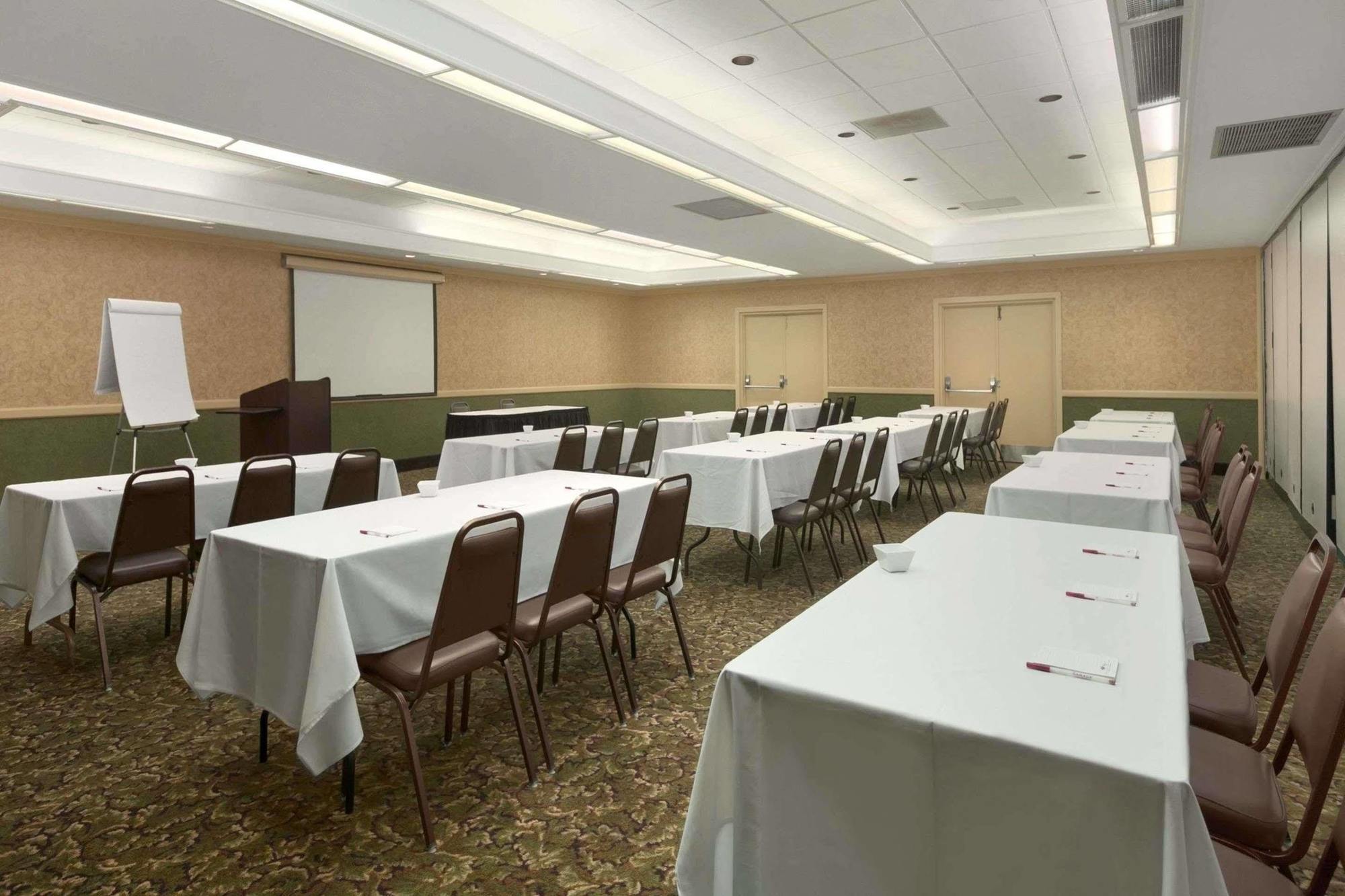 Ramada Burlington Hotel And Conference Center Eksteriør bilde