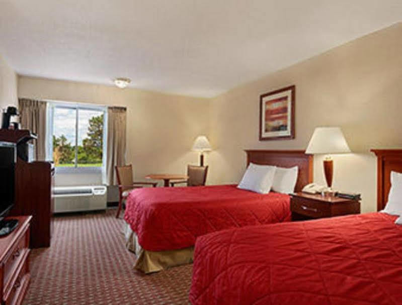 Ramada Burlington Hotel And Conference Center Eksteriør bilde